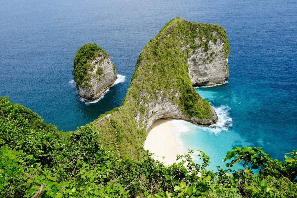 Kelingking Beach cliff on Nusa Penida, a highlight of a Nusa Penida day trip from Bali