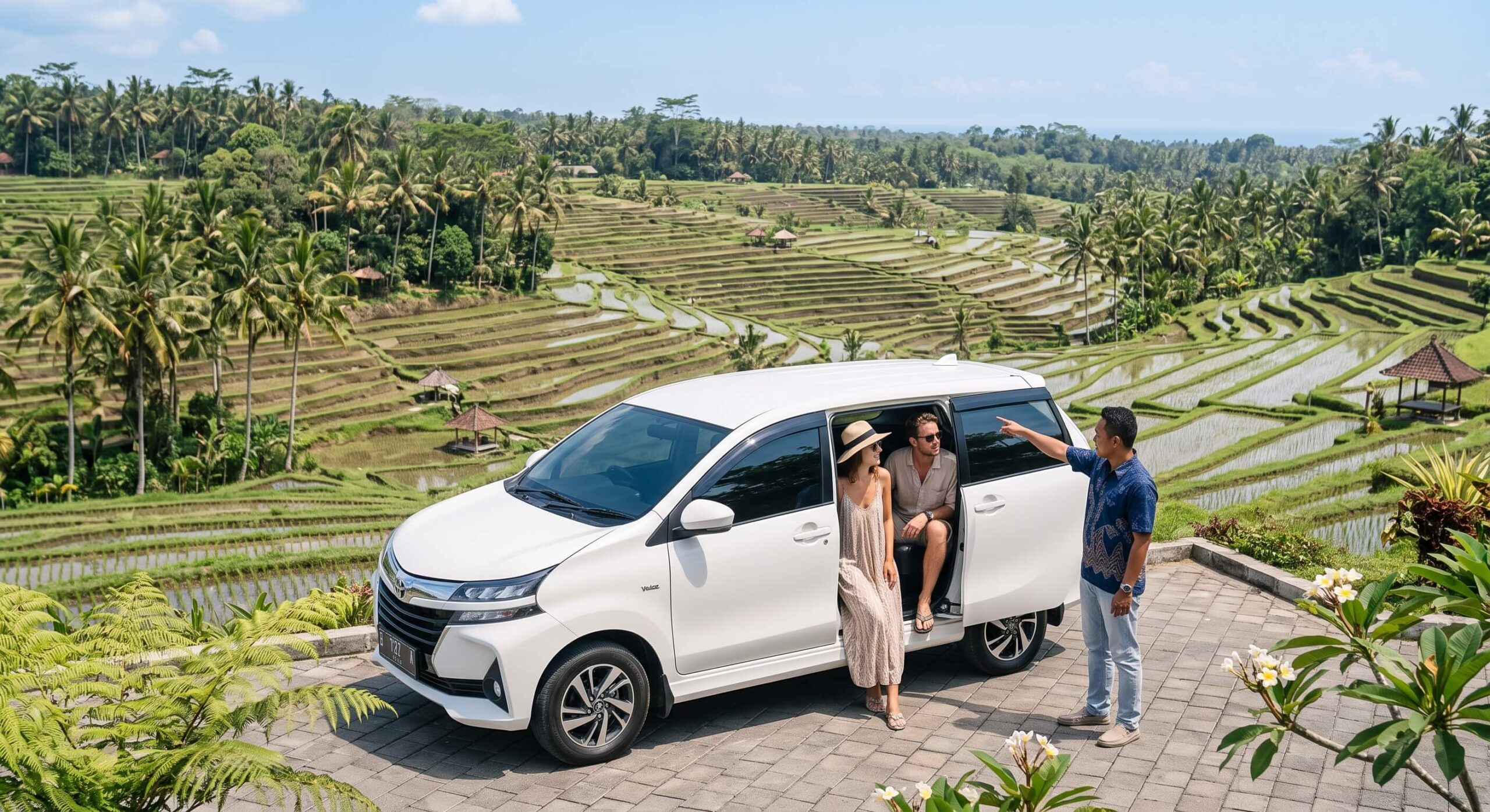 Supir lokal berdiri di samping mobil privat